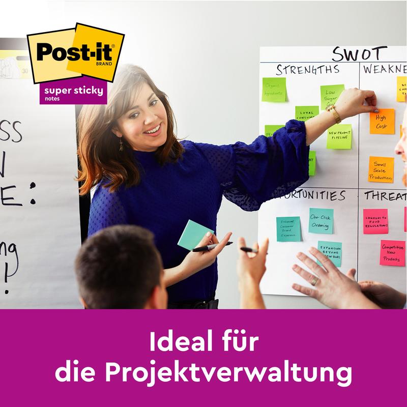 Une femme gesticule à côté d'un tableau blanc couvert de Post-it® Super Sticky Notes colorés (76 mm x 127 mm, 90 feuilles/bloc, 100% PEFC) de 3M Deutschland GmbH, tout en discutant d'une analyse SWOT avec son équipe. Le texte allemand promeut la gestion de projet.