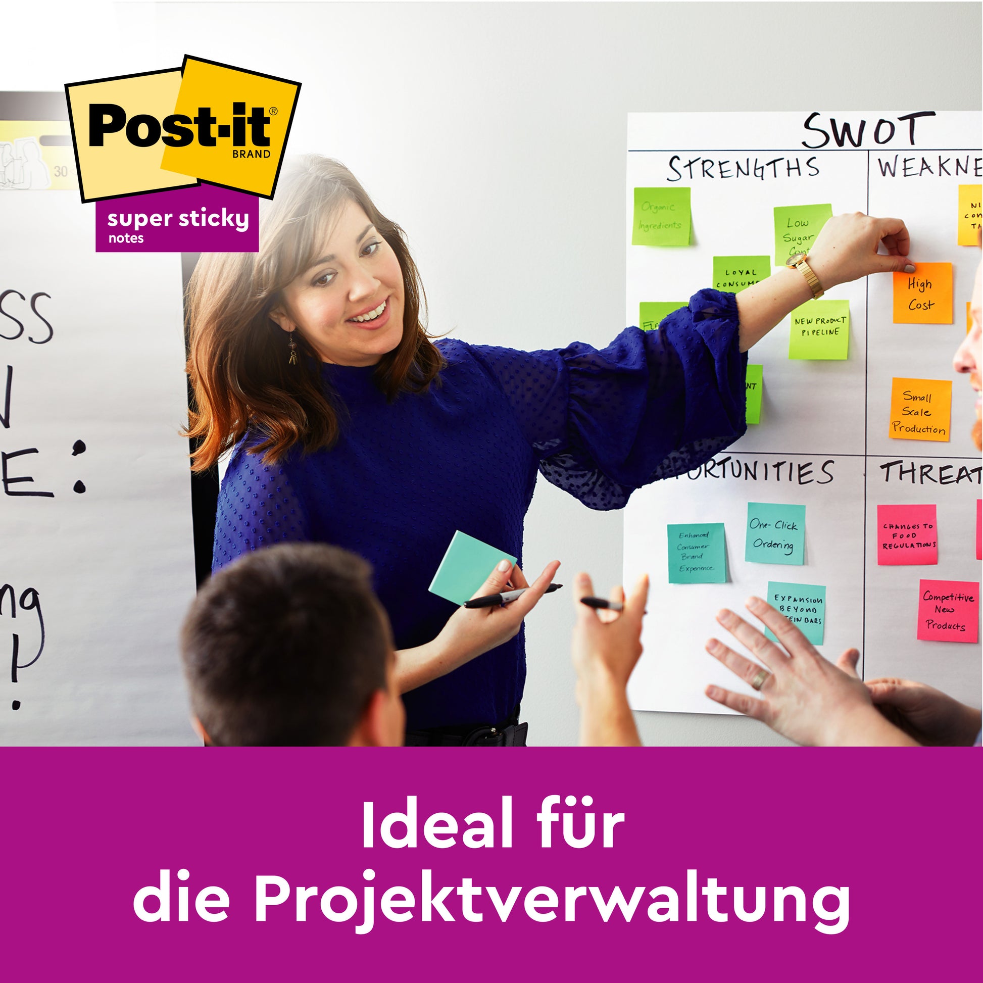Eine Frau in blauer Bluse führt eine SWOT-Analyse mit 3M Deutschland GmbH Post-it® Super Sticky Notes, Verschiedene Farben, 76 mm x 127 mm-ideal für die Projektverwaltung, wie der deutsche Text betont.