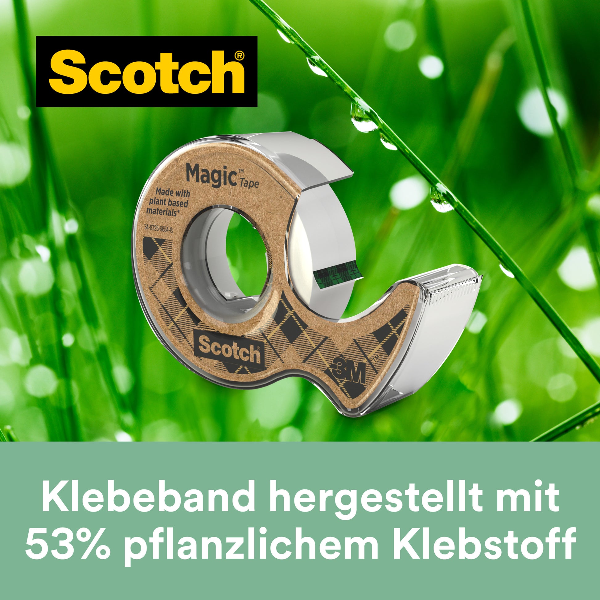 Das Bild zeigt 3M Deutschland GmbH Scotch® Magic™ Klebeband 9-1920D (19 mm x 20 m), hergestellt mit 66 % pflanzlichem Klebstoff, in einem Abroller aus Recyclingmaterial vor grünem Hintergrund mit Wassertröpfchen und Gras.