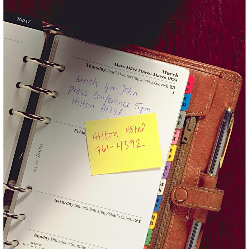 Un agenda en cuir marron ouvert montre le programme de jeudi avec des notes manuscrites pour un déjeuner avec John à 13h et une conférence de presse à 17h à l'hôtel Hilton. Sur une note Post-it® de couleur néon (3M Deutschland GmbH), il est écrit "Hôtel Hilton 761-4392".