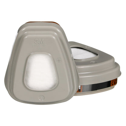 Zwei graue 3M™ Filtersatz 6003-1, A2P3 Filterpatronen von 3M Deutschland GmbH mit sichtbarem weißem Filtermaterial, konzipiert zum Schutz vor organischen Dämpfen - eine liegend und die andere leicht nach hinten gestützt.