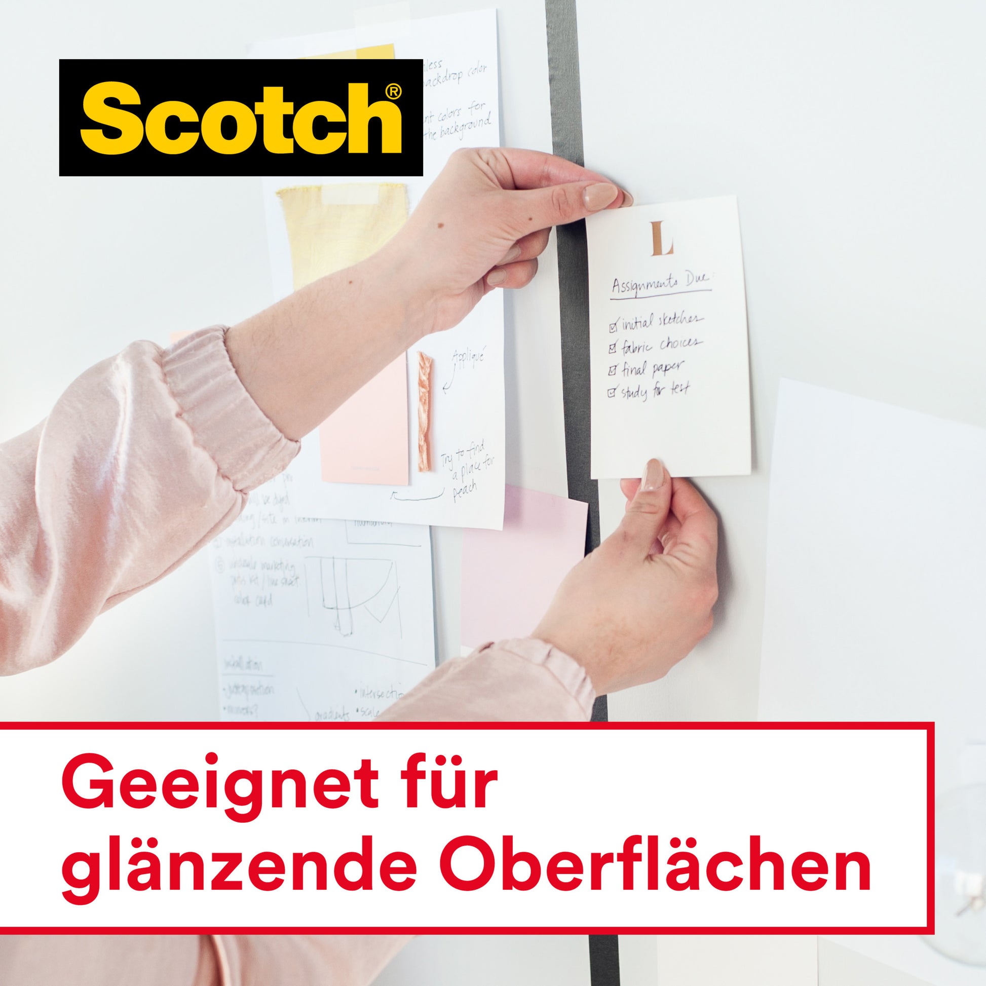 Eine Person verwendet Scotch® Crystal Klebeband (12 mm x 10 m, 1 Rolle + Handabroller) von 3M Deutschland GmbH, um Notizen und Papiere an einer Wand zu befestigen. Der Text lautet: "Geeignet für glänzende Oberflächen.
