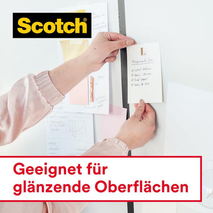 Quelqu'un utilise le ruban adhésif Scotch® Crystal, 19mm x 25m + 5m GRATUIT sur un dévidoir manuel (3M Deutschland GmbH), pour fixer une note sur un tableau blanc avec d'autres papiers. Sur le tableau est écrit "Convient aux surfaces brillantes" et montre le logo.