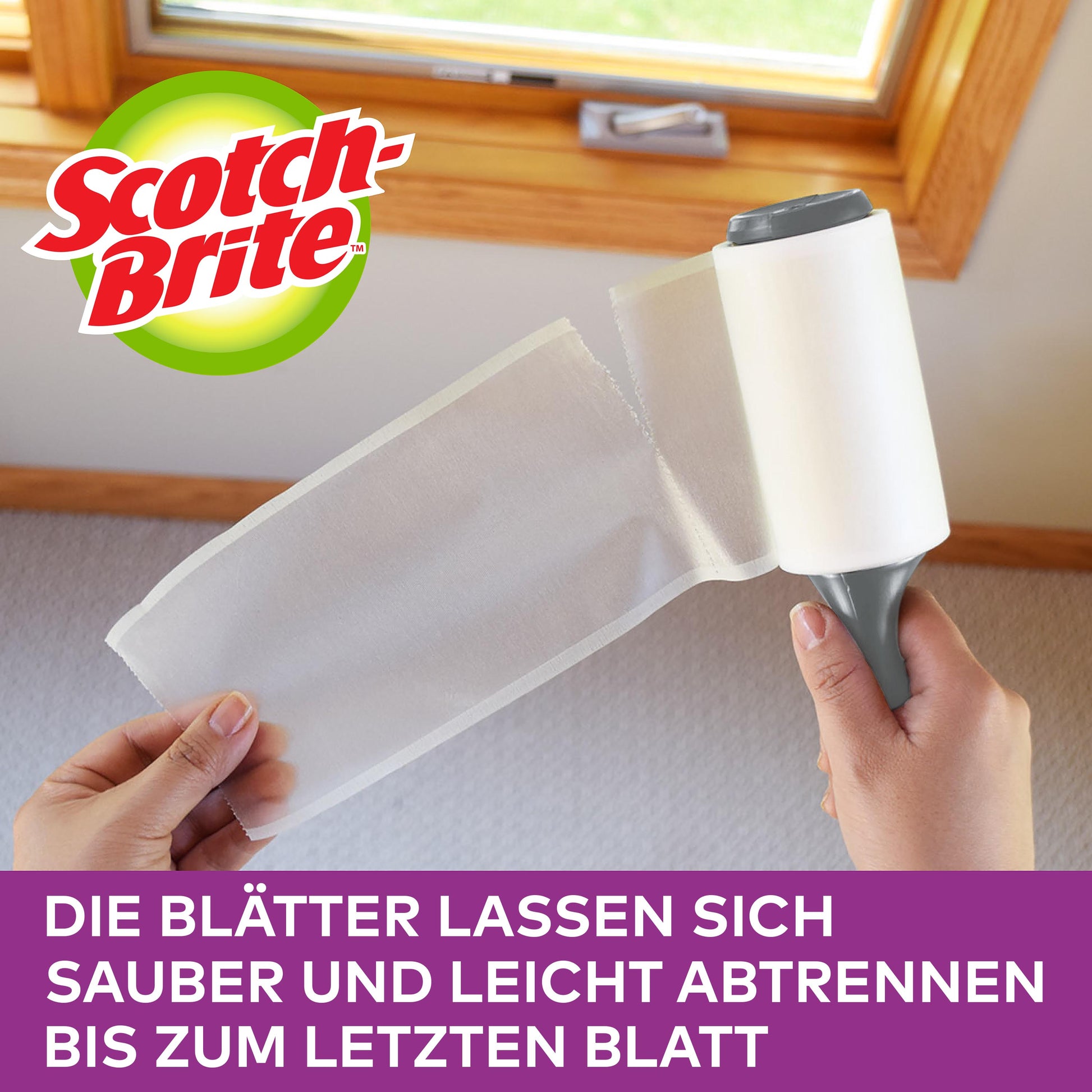 Eine Person schält ein gebrauchtes Blatt von einem Scotch-Brite™ Pet Extra Sticky* Roller für Tierhaare (48 Blatt, 1 Stück) von 3M Deutschland GmbH in der Nähe eines Fensters ab. Deutscher Text: "Die Blätter lassen sich sauber und leicht abtrennen bis zum letzten Blatt.