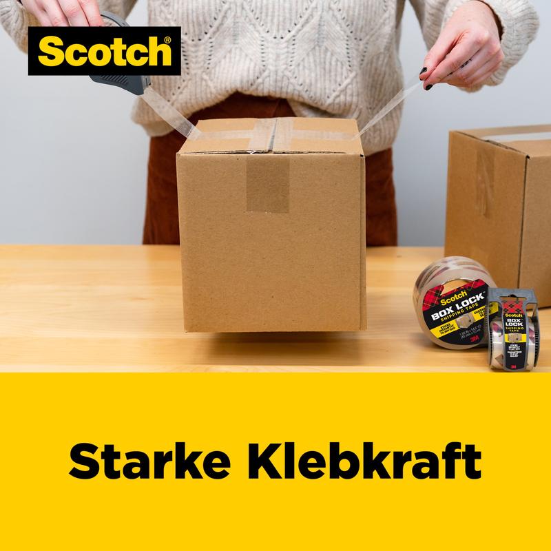 Une personne ferme une boîte avec du ruban d'emballage Scotch® Box Lock™ (48 mm x 20,3 m) de 3M Deutschland GmbH avec un distributeur. À proximité se trouvent un autre carton et d'autres rouleaux. Le texte indique "Forte adhérence" à côté du logo Scotch.