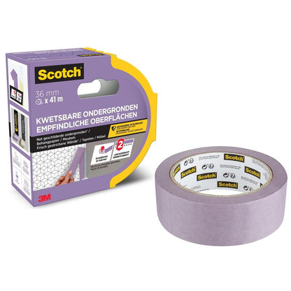Un rouleau de ruban de masquage 3M Scotch® pour surfaces délicates (36 mm x 41 m) de 3M Deutschland GmbH est dans une boîte violet-jaune, étiquetée en néerlandais et en allemand. Il est certifié PEFC et peut être retiré sans laisser de résidus.