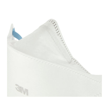 Gros plan du masque de confort à particules 3M™ Aura™ 9320+, FFP2, sans valve de 3M Deutschland GmbH. Il montre le design blanc plié et profilé avec des coutures visibles sur les bords et une petite bande bleue.