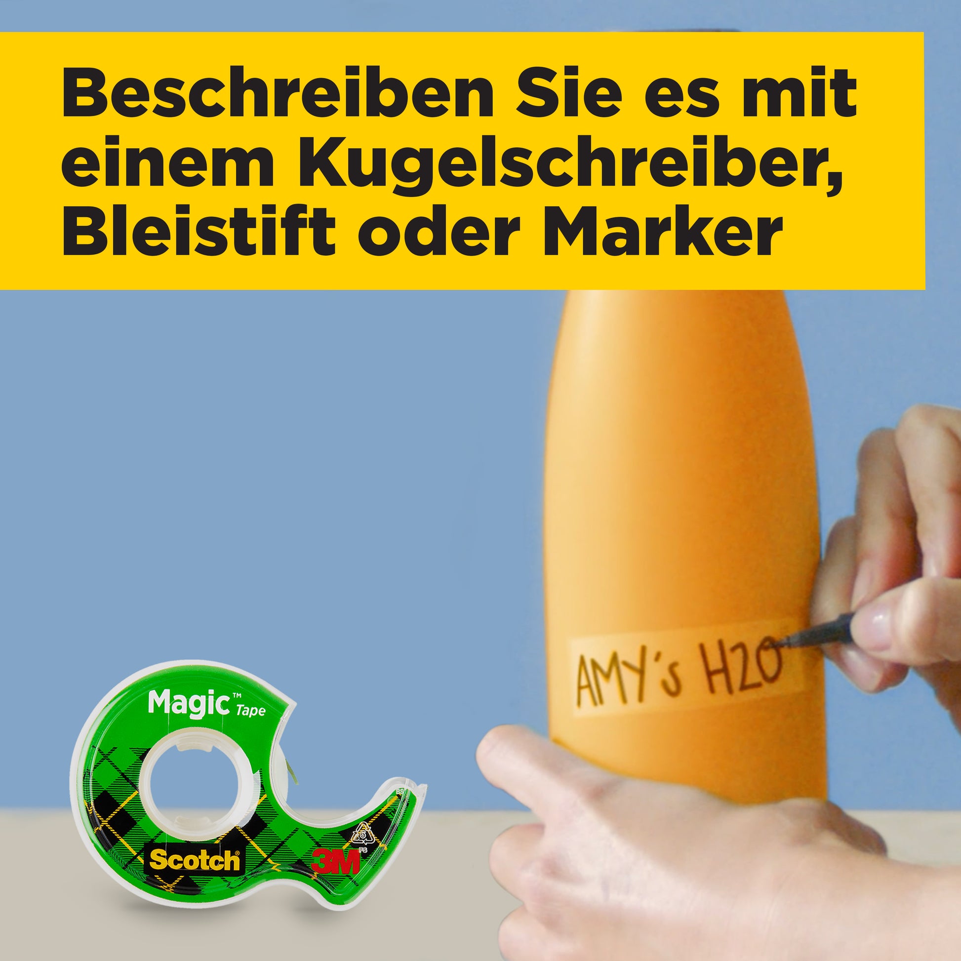 Eine Hand beschriftet eine orange Flasche mit "AMY's H2O". Im Vordergrund liegt 3M Scotch® Magic™ Unsichtbares Klebeband (19 mm x 7,5 m) mit praktischem Abroller. Oben im Bild ist ein gelber Textbalken auf Deutsch zu sehen.