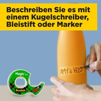 Une main étiquette une bouteille orange avec "AMY'S H2O" et utilise la recharge de ruban adhésif invisible Scotch® Magic™ 2 rouleaux (19 mm x 7,5 m) de 3M Deutschland GmbH. Au premier plan se trouve la recharge.