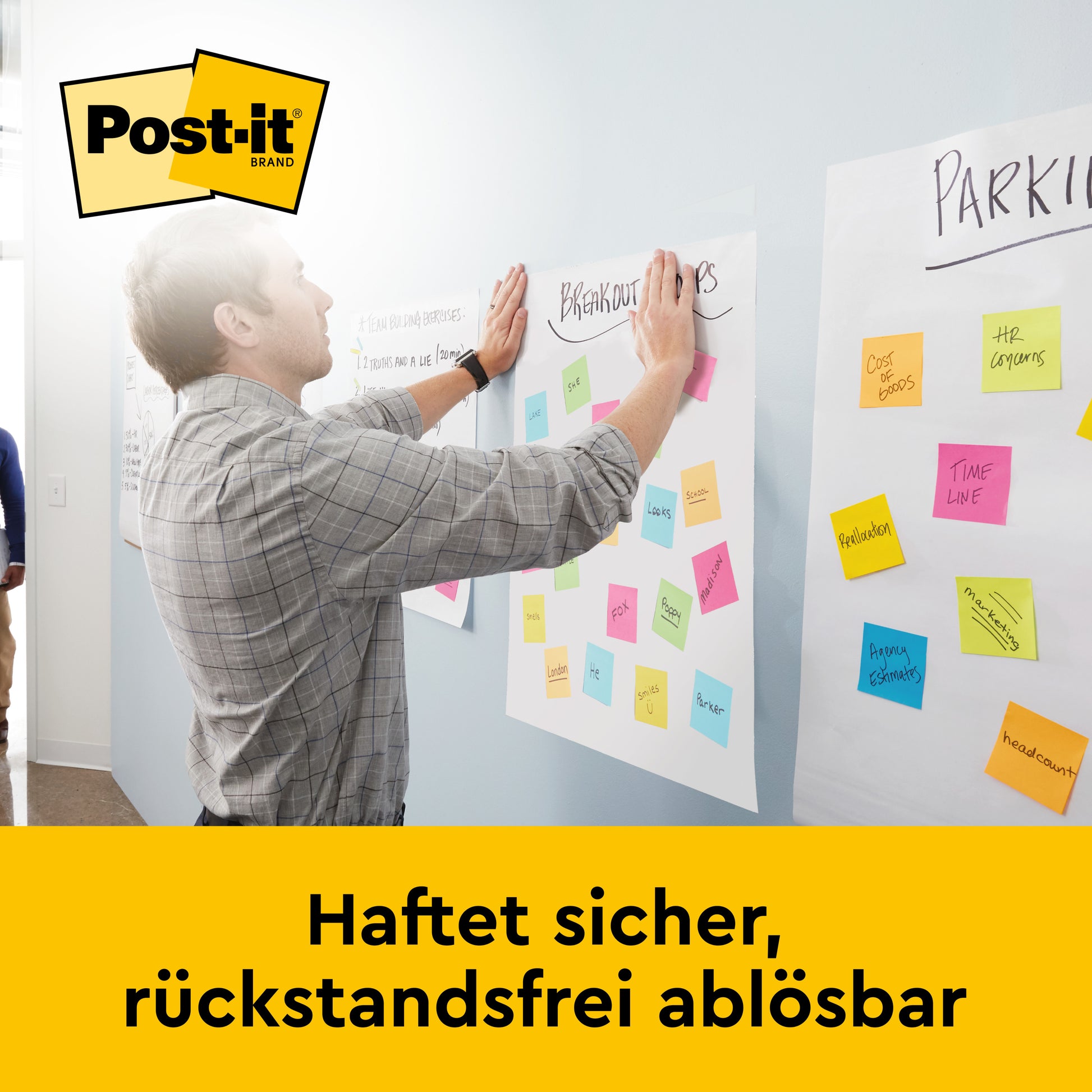 Ein Mann klebt bunte Notizen auf eine 3M Post-it® Super Sticky Meeting Chart (58,4 x 50,8 cm), die an der Wand befestigt ist. Die Karte hält sicher und lässt sich rückstandsfrei entfernen. Das Set enthält 20 Blatt/Block, 2 Blöcke/Packung, PEFC-zertifiziert, plus 8 Command™-Streifen.