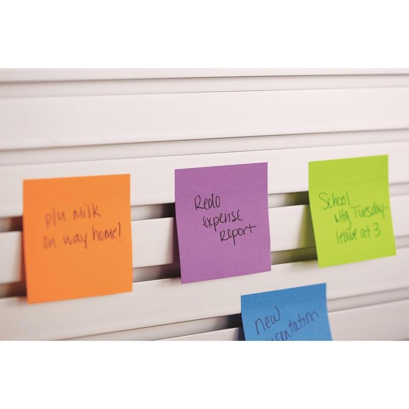 Quatre notes Post-it® de couleur néon (38x51mm, 3M Deutschland GmbH) se trouvent sur une surface à lattes blanche. Les notes indiquent : "Lait sur le chemin du retour", "Réviser la note de frais" et "Sortie scolaire mardi - Départ à 15h".
