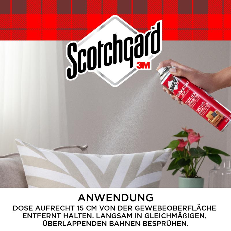 Une main vaporise le spray imperméabilisant pour textiles Scotchgard™, 400 ml de 3M Deutschland GmbH, sur un coussin rayé sur un canapé gris, assurant ainsi une protection contre la saleté et les taches. À proximité se trouve une plante verte ; les instructions en allemand sont visibles en bas.