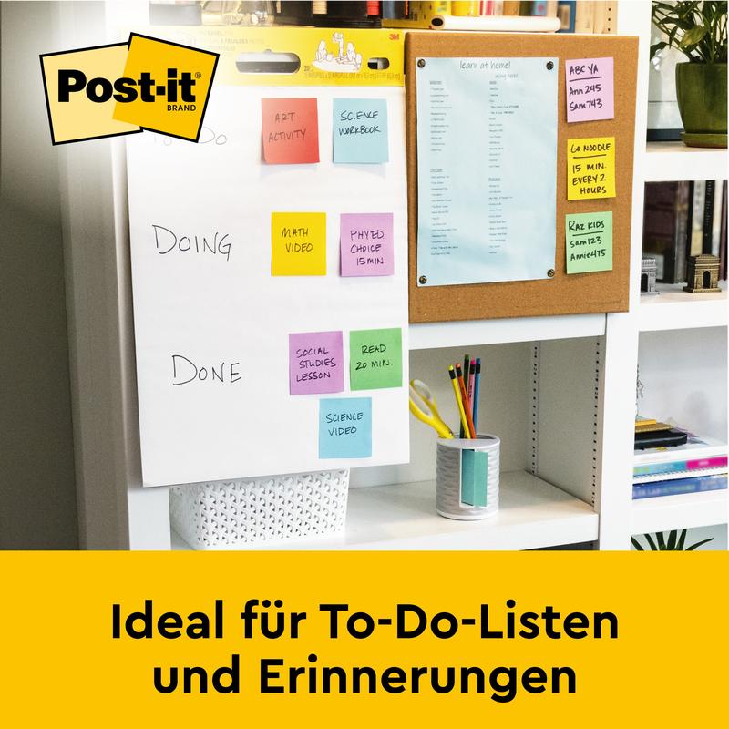 Sur le bureau se trouve un tableau de réunion auto-adhésif Post-it® Super Sticky/flipchart de 3M Deutschland GmbH (blanc, 63,5 x 76,2 cm), parfait pour les listes de tâches et les rappels. En arrière-plan : un tableau d'affichage avec du papier bleu.