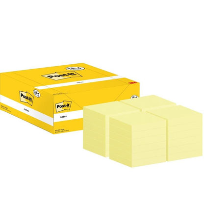 Une boîte de notes Post-it® jaunes de la société 3M Deutschland GmbH se trouve à côté de quatre piles de notes jaunes (38 x 51 mm, 100 feuilles par bloc), qui font partie d'un lot de 18 + 6 gratuites, conditionnées dans un emballage en carton certifié 100 % PEFC.