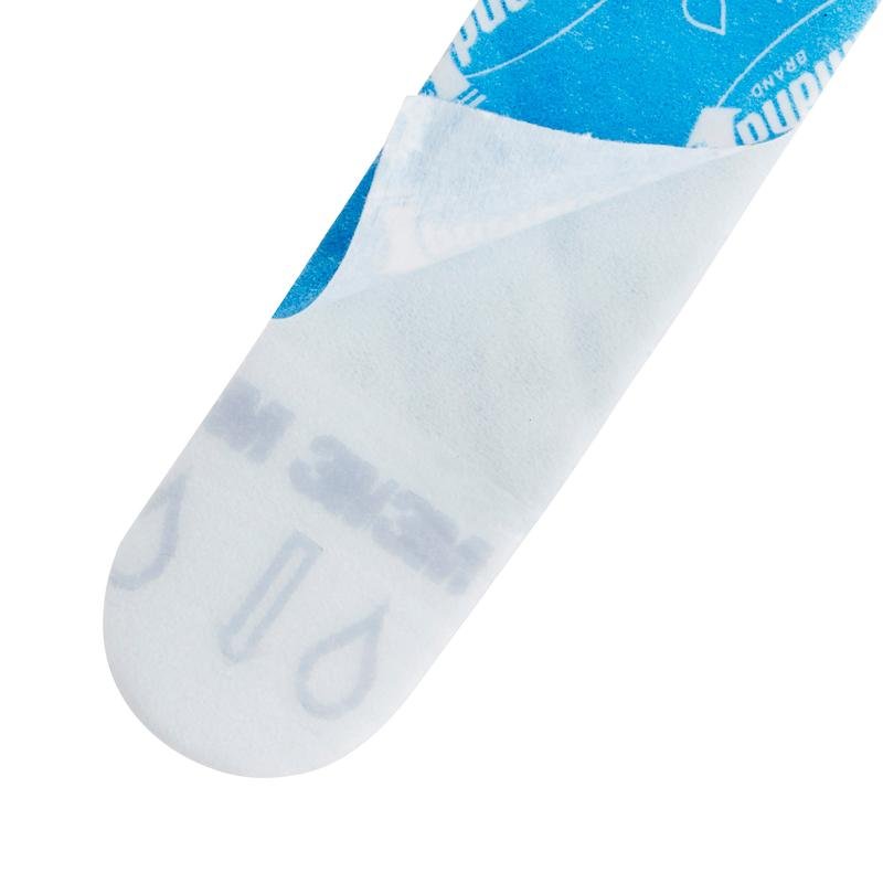 Gros plan d'une bande Command™ 17021B, taille M (3M Deutschland GmbH), partiellement retirée de son papier support bleu et blanc, révélant les symboles et textes imprimés en dessous.