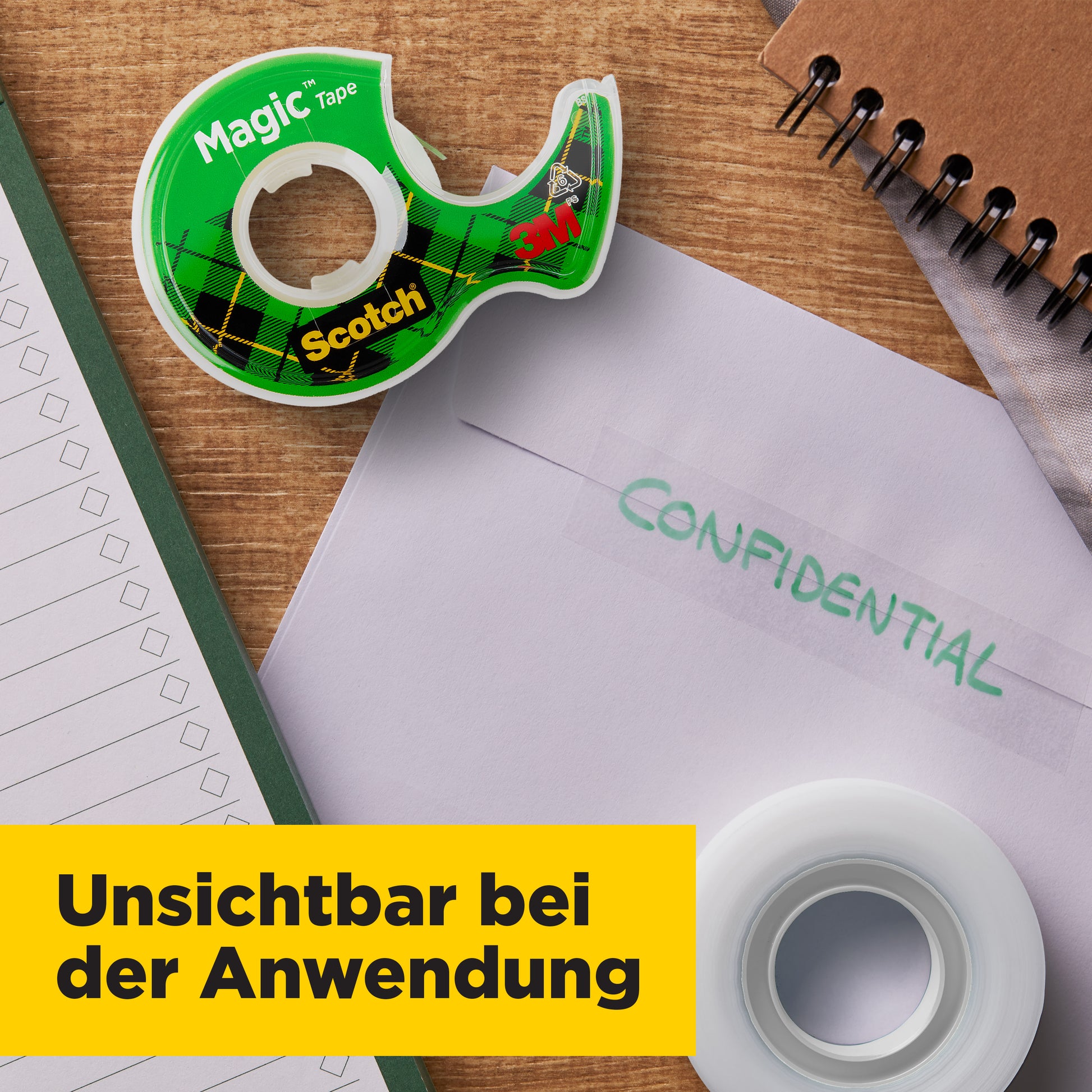 Auf dem Tisch liegen ein Notizblock, Spiralheft, ein "Confidential"-Umschlag und Scotch® Magic™ Unsichtbares Klebeband (3 Rollen, 19 mm x 25 m + 1 Handabroller GRATIS) von 3M Deutschland GmbH. In gelber Box: "Unsichtbar bei der Anwendung.