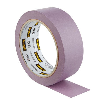 Un rouleau de ruban de masquage 3M Scotch® pour surfaces délicates (36 mm x 41 m), partiellement déroulé, montre le logo et les informations. Idéal pour la peinture, s'enlève proprement. 1 rouleau/paquet, 100% PEFC SGSCH-PEFC-COC-110078.