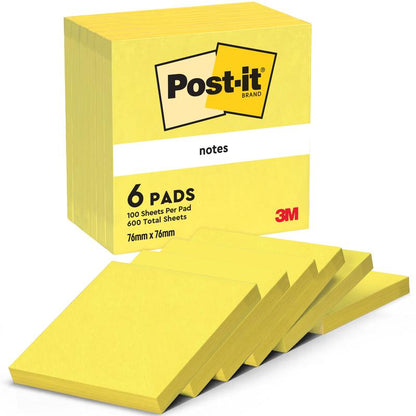 Un paquet de notes Post-it® de la 3M Deutschland GmbH contient six blocs jaunes au format 76 mm x 76 mm avec 100 feuilles chacun, fabriqués à partir de papier certifié 100% PEFC. L'emballage montre le logo 3M et la disposition en éventail des blocs.
