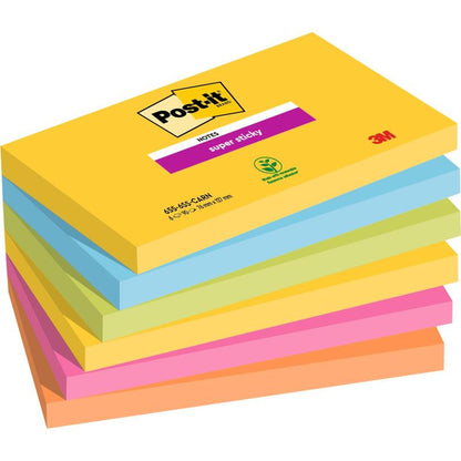 Une pile de six 3M Post-it® Super Sticky Notes (76 mm x 127 mm, 90 feuilles/bloc, 100% PEFC) en jaune, vert, bleu, violet, rose et orange ; la couverture jaune montre le logo et les détails du produit.