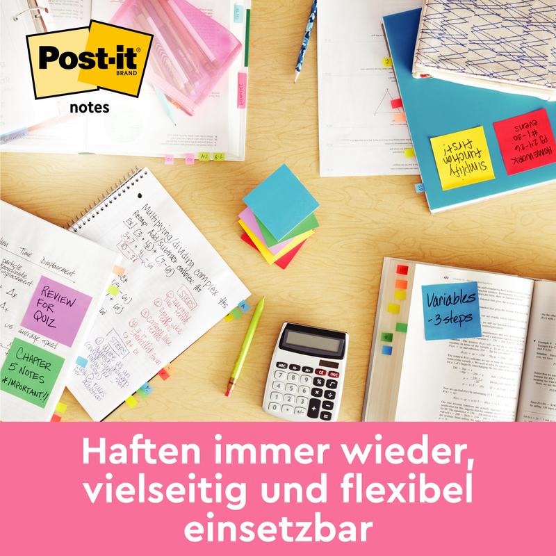 Un bureau avec des livres ouverts, des carnets, une calculatrice, des stylos et des notes Post-it® colorées (76 mm x 76 mm, 100 feuilles/bloc, 100% PEFC) de 3M Deutschland GmbH. Texte allemand : "Collent encore et encore, polyvalents et flexibles à utiliser."
