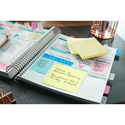 Un planificateur ouvert avec des notes, des rappels et un Post-it® Note jaune grand format (101 mm x 152 mm) de 3M Deutschland GmbH est le point fort d'une "Réunion Women in Business" le vendredi à 18h30 au centre-ville. Des stylos et un organiseur en fil métallique sont prêts.