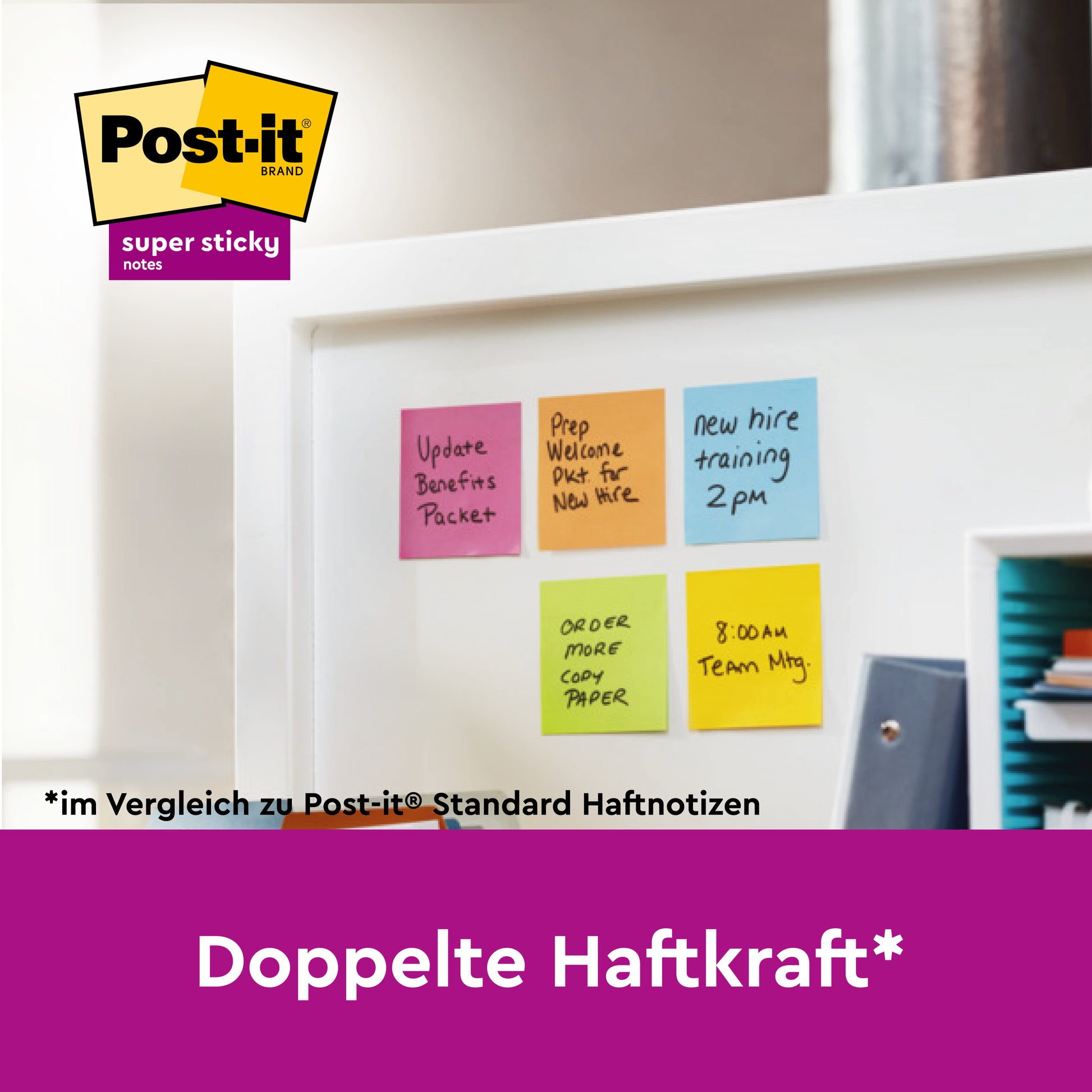 Ein Whiteboard mit sechs farbigen Post-it® Super Sticky Notes und Page Marker von 3M Deutschland GmbH, 45 Blatt/Block, 9 Blöcke/Packung. Text: "Doppelte Haftkraft*". 100% PEFC zertifiziert (SGSCH-PEFC-COC-110078).