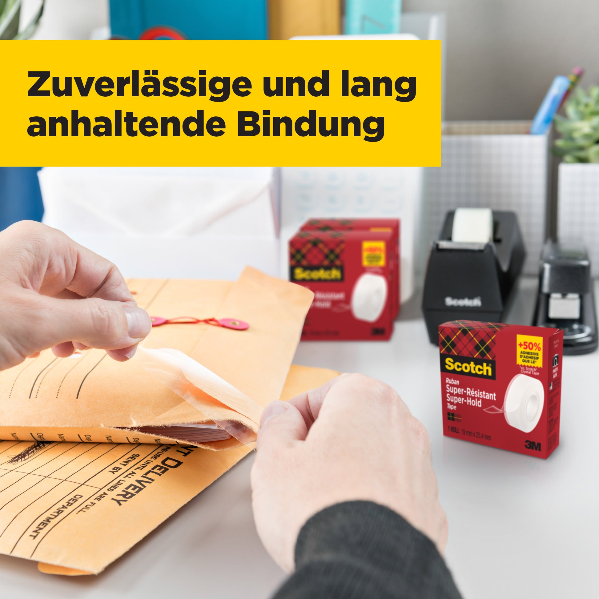Eine Person verschließt einen braunen Umschlag mit Scotch® Super-Hold Secure Tape (1 Rolle, 19 mm x 25,4 m) von 3M Deutschland GmbH. Auf dem Schreibtisch: zwei Klebebandboxen, ein Abroller, Büromaterial. Text: "Zuverlässige und lang anhaltende Bindung.