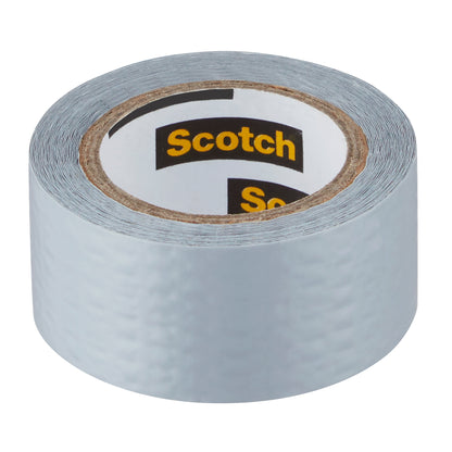 Eine Rolle Scotch® Extremium™ Universal Klebeband, 3 m x 19 mm von 3M Deutschland GmbH, mit strukturierter silberner Oberfläche und sichtbarem "Scotch"-Schriftzug auf dem Pappkern, steht aufrecht auf weißem Untergrund.
