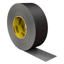 Un rouleau de ruban adhésif ultra haute performance Scotch® Extremium™ DT17 (10 m x 24 mm) noir de 3M Deutschland GmbH est partiellement déroulé, le noyau intérieur portant la marque Scotch en jaune et noir.