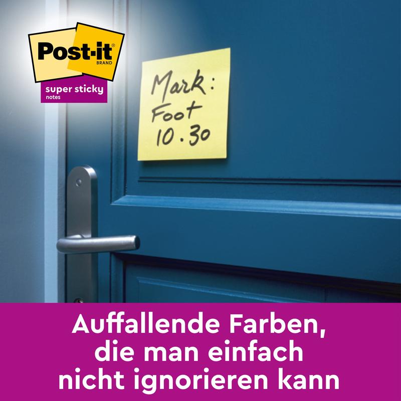 Un cube de Post-it® Super Sticky Notes de 3M Deutschland GmbH en jaune (76 x 76 mm) avec l'inscription manuscrite "Mark: Foot 10.30" colle à une porte bleue au-dessus de la poignée ; logo en haut à gauche, texte allemand en bas sur violet.