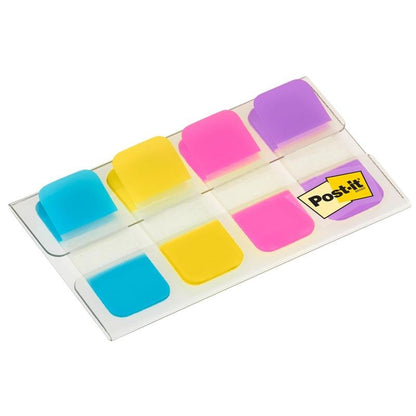 Un support en plastique transparent de 3M Deutschland GmbH contient 40 Post-it® Index Strong Onglets de classement, Mini, en bleu, violet, rose et jaune (15,8 mm x 38,1 mm) pour l'organisation des documents ; une étiquette jaune se trouve dans le coin inférieur droit.
