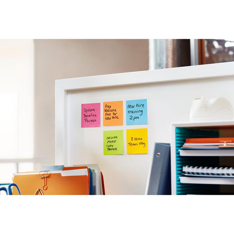 Une cloison blanche montre des Post-it® Super Sticky Notes de 3M Allemagne GmbH (76 mm x 127 mm, 90 feuilles/bloc, 100% PEFC) avec des tâches comme la mise à jour des packages de performance et la planification des réunions d'équipe. Des fournitures de bureau sont à proximité.