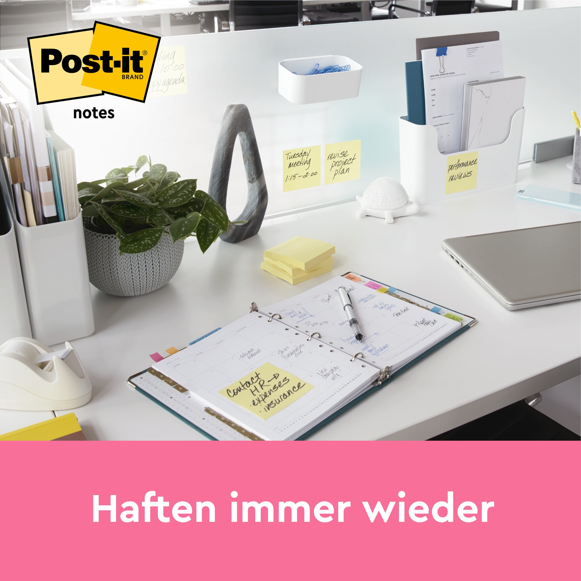 Ein aufgeräumter Bürotisch mit aufgeschlagenem Planer, Laptop, Schreibwaren, Pflanze und mehreren Post-it® Notes Gelb (51mm x 76mm) von 3M Deutschland GmbH. Text am unteren Rand: "Haften immer wieder." Box enthält 12 Blöcke à 100 Blatt, 100% PEFC.
