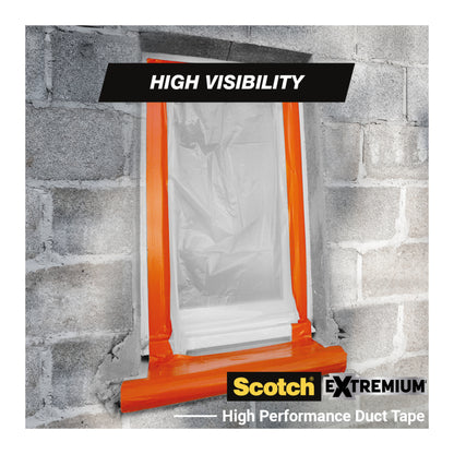 Ein kleines Fenster, das mit einer klaren Kunststofffolie abgedeckt ist, wird an den Rändern mit Scotch® High Visibility Klebeband, orange, 25 m x 48 mm der 3M Deutschland GmbH abgedichtet. Die Wand, die das Fenster umgibt, ist aus rauem Beton.