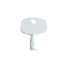 La clé Soft Care Bulk de Diversey Deutschland GmbH & Co. OHG est une petite clé de rechange blanche pour les distributeurs Soft Care Bulk, avec une tête rectangulaire arrondie, un seul trou supérieur et une tige cylindrique, représentée sur un fond blanc uni.