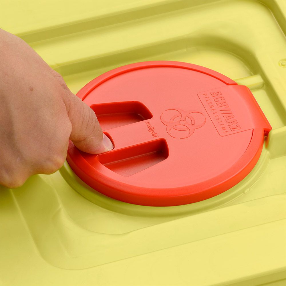 Une main appuie sur le couvercle rouge d'un conteneur jaune de 12 litres pour déchets de Helmut Schwarz GmbH melijekt (20 pièces par carton), sur lequel le symbole de danger biologique et l'inscription "SHARPMAX" sont gravés.