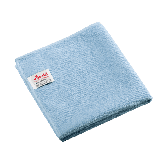 Chiffon en microfibre bleu plié « Vileda Professional r-MicroTuff Swift » muni d'une étiquette blanche cousue sur lequel figurent le nom de la marque et les symboles d'entretien.