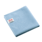 Chiffon en microfibre bleu plié « Vileda Professional r-MicroTuff Swift » muni d'une étiquette blanche cousue sur lequel figurent le nom de la marque et les symboles d'entretien.