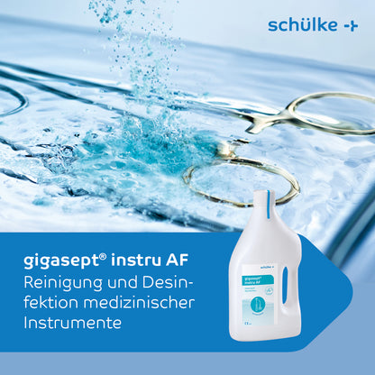 Une image montre une bouteille de désinfectant pour instruments Schülke gigasept® instru AF (sans aldéhyde), un produit de nettoyage et de désinfection pour instruments médicaux. En arrière-plan, on voit un gros plan d'eau et des lunettes, soulignant l'efficacité du produit dans le nettoyage des endoscopes. Le texte est en allemand et contient le nom de la marque Schülke & Mayr GmbH.