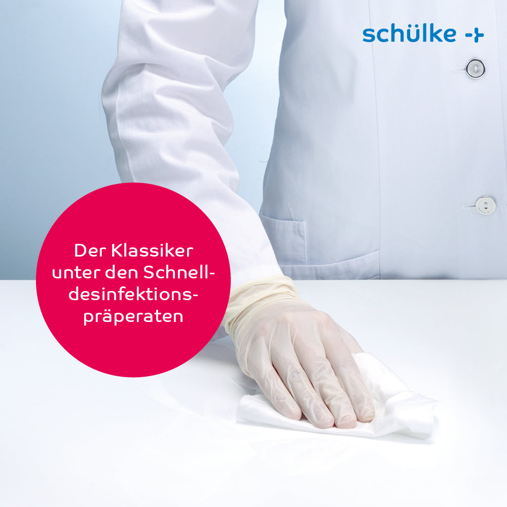 Une personne en blouse de laboratoire blanche et gants nettoie une surface avec des lingettes désinfectantes Schülke mikrozid® AF. Dans une bulle de texte, il est écrit en allemand : « Le classique des préparations de désinfection rapide. » Dans le coin supérieur droit se trouve le logo de l'entreprise Schülke & Mayr GmbH, soulignant l'engagement envers la désinfection rapide à base d'alcool.