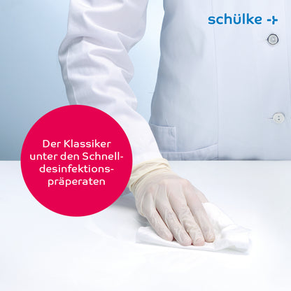 Une personne en blouse de laboratoire blanche et gants nettoie une surface avec des lingettes désinfectantes Schülke mikrozid® AF. Dans une bulle de texte, il est écrit en allemand : « Le classique des préparations de désinfection rapide. » Dans le coin supérieur droit se trouve le logo de l'entreprise Schülke & Mayr GmbH, soulignant l'engagement envers la désinfection rapide à base d'alcool.