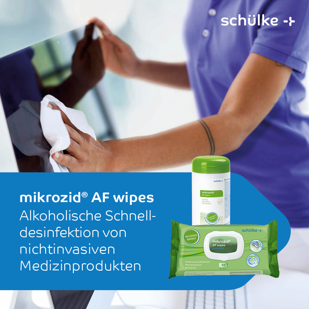 Une personne désinfecte un ordinateur portable avec des lingettes désinfectantes Schülke mikrozid® AF. L'image montre les lingettes désinfectantes pour dispositifs médicaux de Schülke & Mayr GmbH et met en avant la désinfection rapide à base d'alcool des dispositifs médicaux non invasifs. Les informations distinctives de la marque sont visibles à la fois sur un récipient et sur un paquet de lingettes.