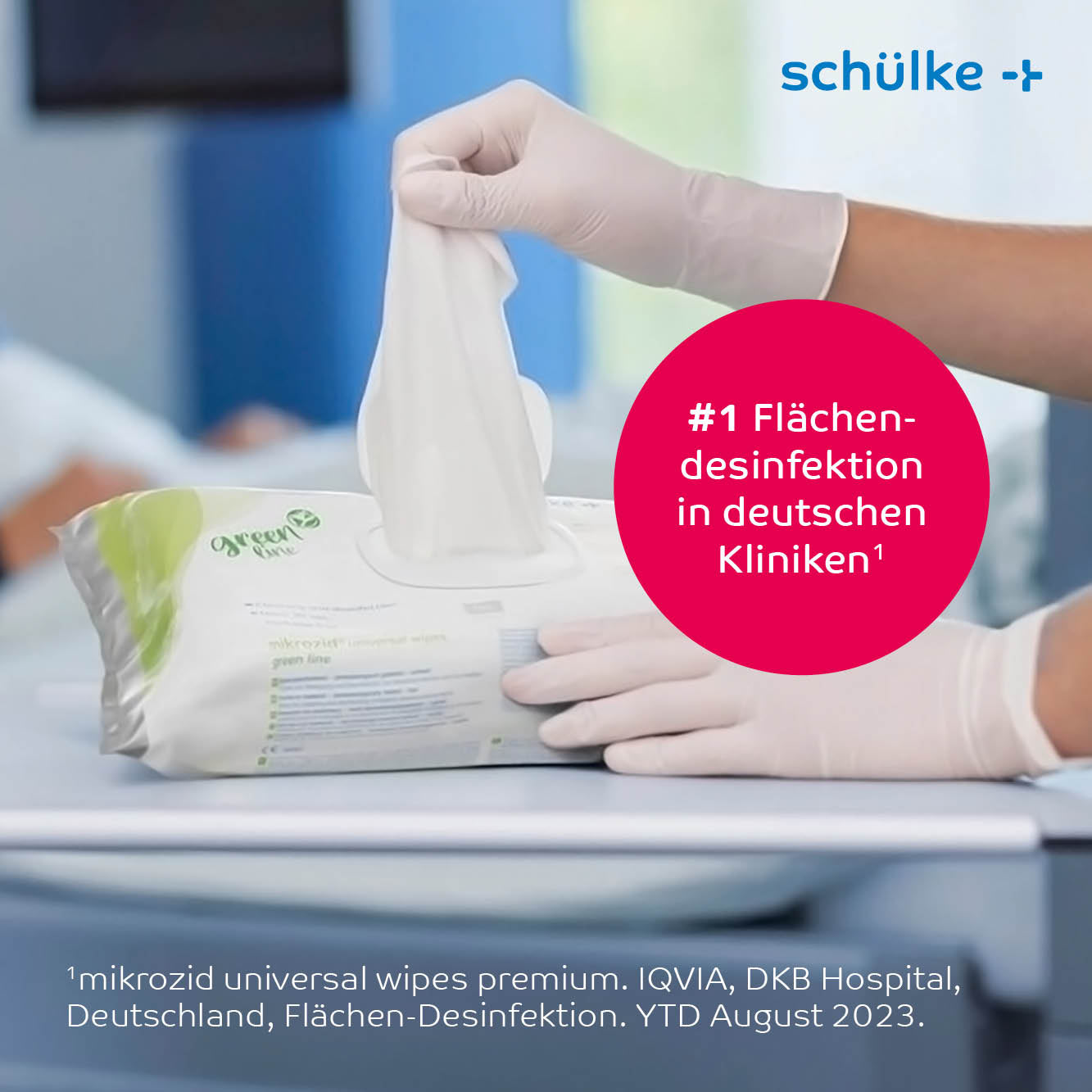 Une personne tire une lingette désinfectante d'un emballage de lingettes mikrozid® universal wipes Green Line de Schülke sur la table. Un cercle rose la vante comme n°1 pour la désinfection des surfaces dans les cliniques allemandes, soulignant ainsi la prévention des infections. Dans le coin supérieur droit, il est écrit « Schülke & Mayr GmbH », un petit texte indique la formule de désinfection rapide légèrement alcoolisée.