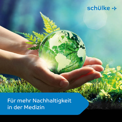 Des mains entourant un globe transparent avec une plante, sur fond de vert et de ciel, symbolisent un avenir plus vert. Texte : « Pour plus de durabilité en médecine » avec le logo de Schülke & Mayr GmbH, qui met en avant le rôle des lingettes désinfectantes mikrozid® Universal Wipes Green Line dans la prévention des infections.