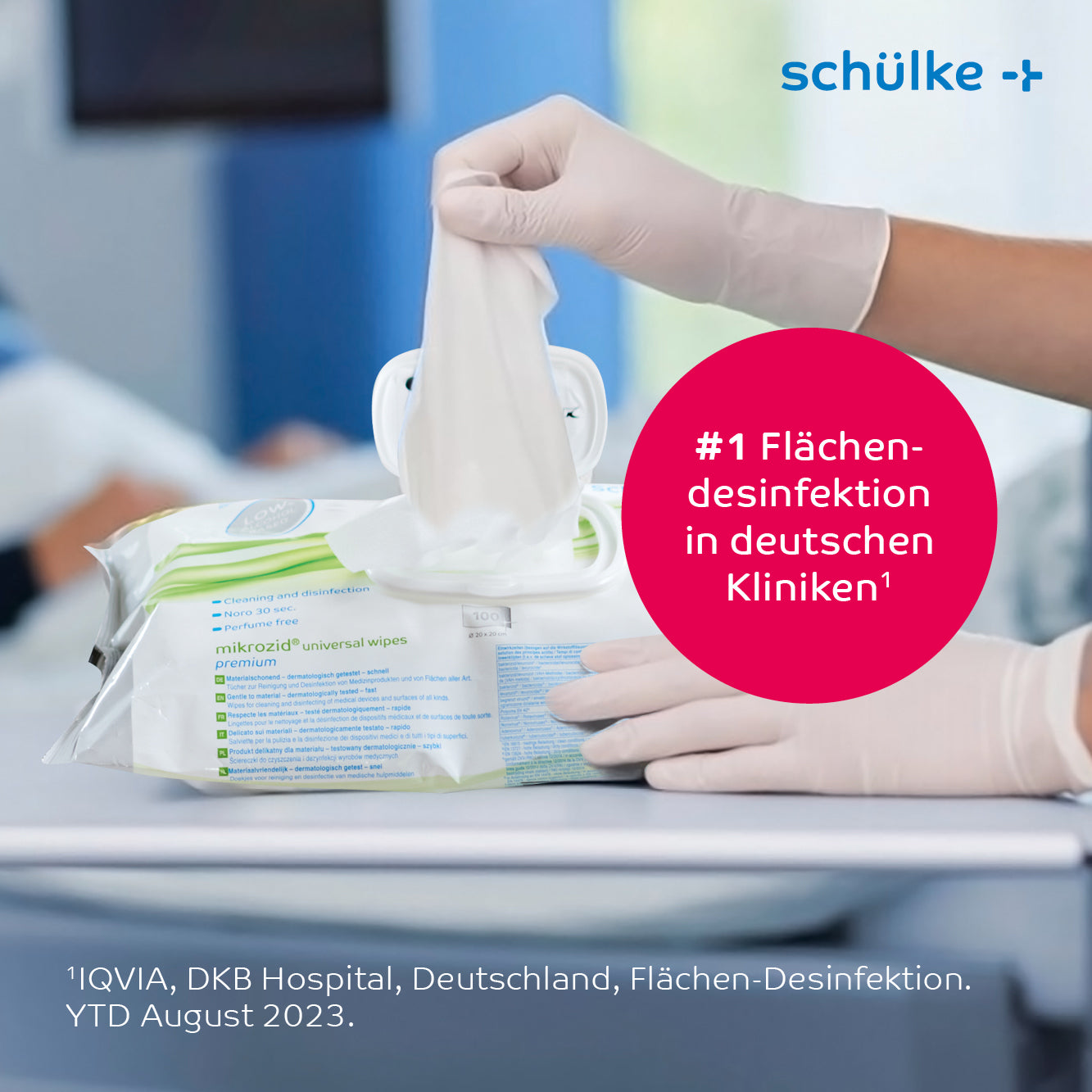 Eine Person mit weißen medizinischen Handschuhen zieht ein Schülke Mikrozid® universal wipes Desinfektionstuch premium aus einem Behälter auf einem Tisch. Der Text auf dem Bild enthält „#1 Flächendesinfektion in deutschen Kliniken“ und Informationen über IQVIA und das DKB-Krankenhaus in Deutschland.