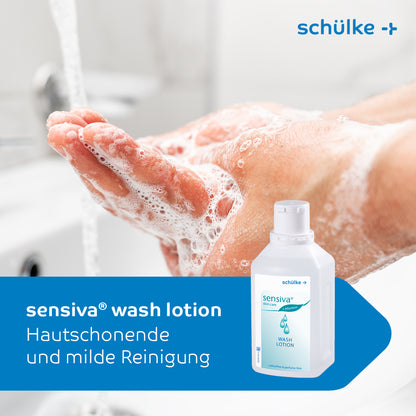 Une personne se lave les mains avec de la mousse blanche. Au premier plan se trouve une bouteille de Sensiva® lotion lavante de Schülke, qui est sans colorant ni parfum. Le texte dit « Schülke Sensiva® lotion lavante, nettoyage doux et respectueux de la peau. » Dans le coin supérieur droit, le logo de Schülke & Mayr GmbH est visible.