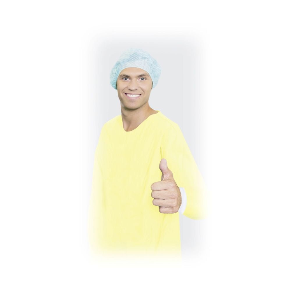 Une personne portant une blouse Meditrade BeeSana® PP/PE jaune XL (26 g, de Meditrade GmbH) et un filet à cheveux bleu sourit et lève le pouce. L'arrière-plan est uni blanc avec un bord légèrement estompé autour de la figure.