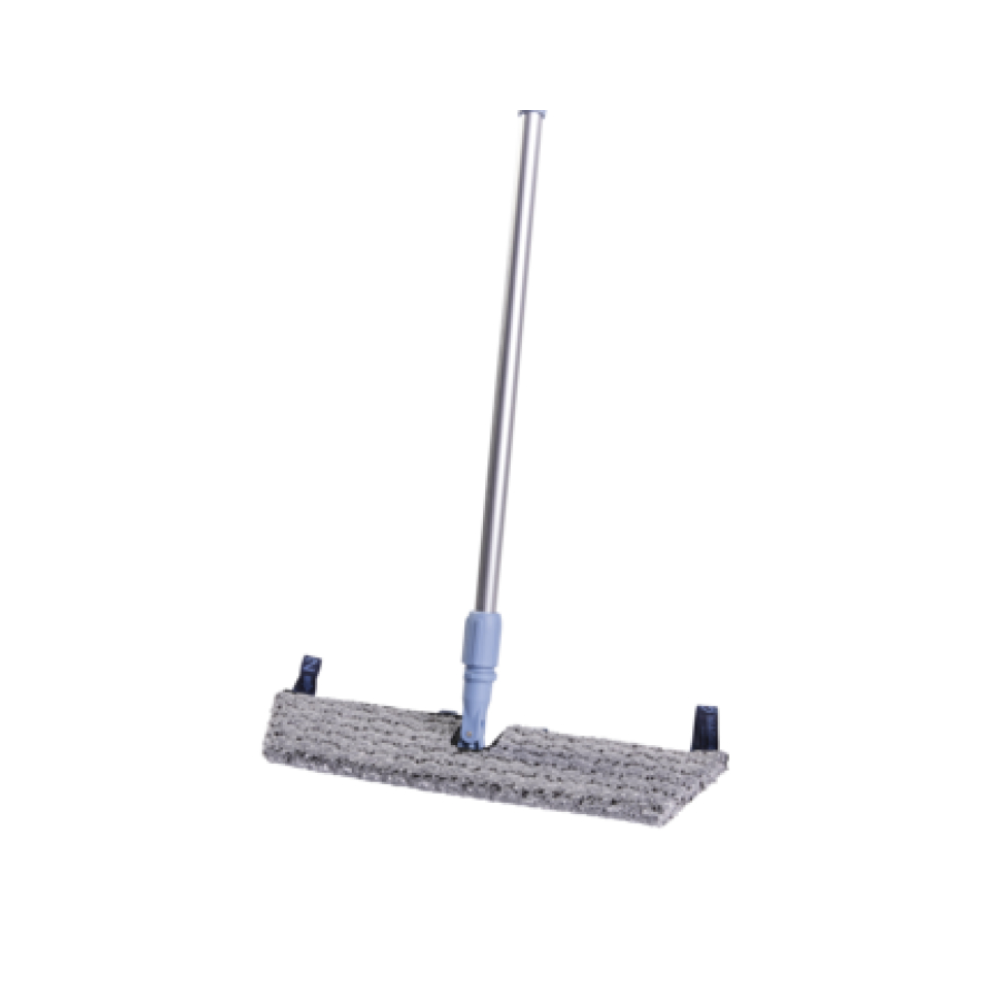 Le Vileda GmbH Professional Swep Duo r-MicroPlus Mop mesure 50 cm de long et est vendu à l'unité. Il dispose d'un long manche avec un tampon de nettoyage gris rectangulaire. Le balai argenté se tient debout sur un fond blanc et possède une surface texturée, idéale pour balayer ou frotter efficacement les sols.