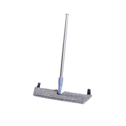 Le Vileda GmbH Professional Swep Duo r-MicroPlus Mop mesure 50 cm de long et est vendu à l'unité. Il dispose d'un long manche avec un tampon de nettoyage gris rectangulaire. Le balai argenté se tient debout sur un fond blanc et possède une surface texturée, idéale pour balayer ou frotter efficacement les sols.