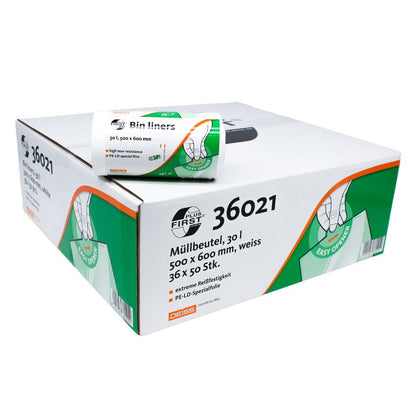 Eine Schachtel DEISS First Plus® Müllbeutel wird mit einer Beutelrolle obenauf ausgestellt. Die Verpackung gibt an, dass jeder Beutel 30 Liter fasst und 500 x 600 mm misst. Die Farbe der Beutel ist weiß. Die Schachtel hebt die Marke DEISS First Plus mit einem Easy Opener-Design hervor und trägt die Produktnummer 36021 mit grünem Branding der EMIL DEISS KG (GmbH + Co.).
